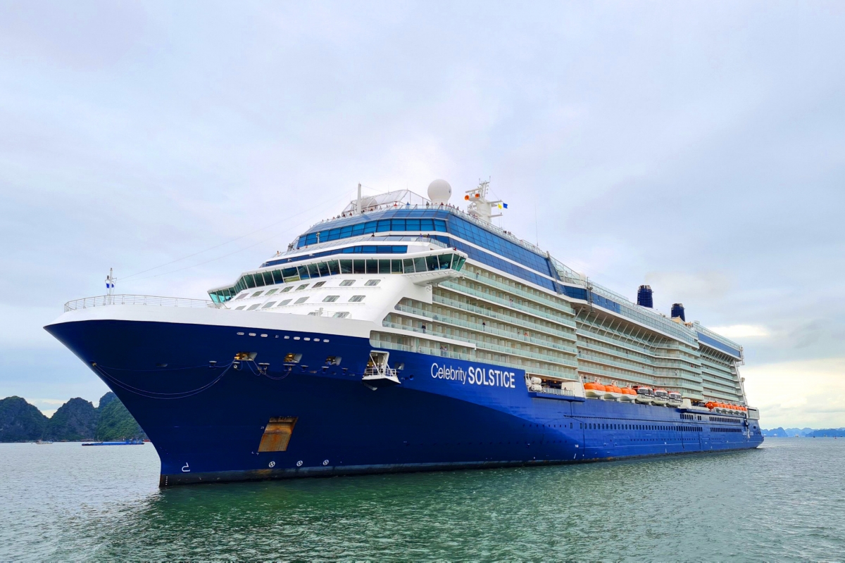 Two cruise ships bring nearly 3,400 European, American tourists to Ha Long